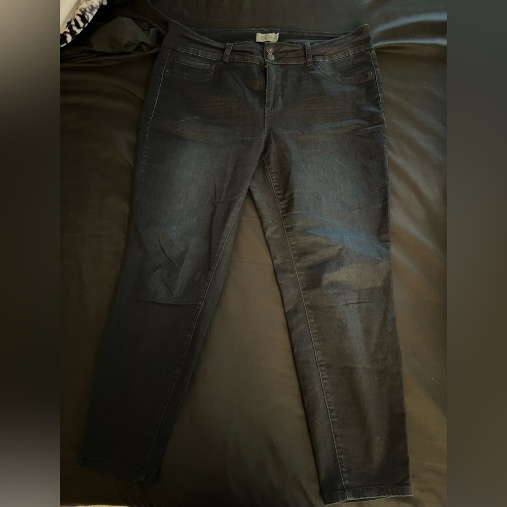 Women’s Royalty For Me EUC cropped dark denim jeggings in size 14